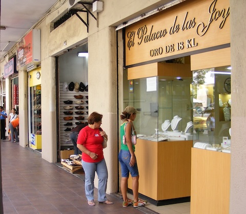 Shops on Chile street