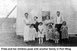 Frida and her children pose with another family