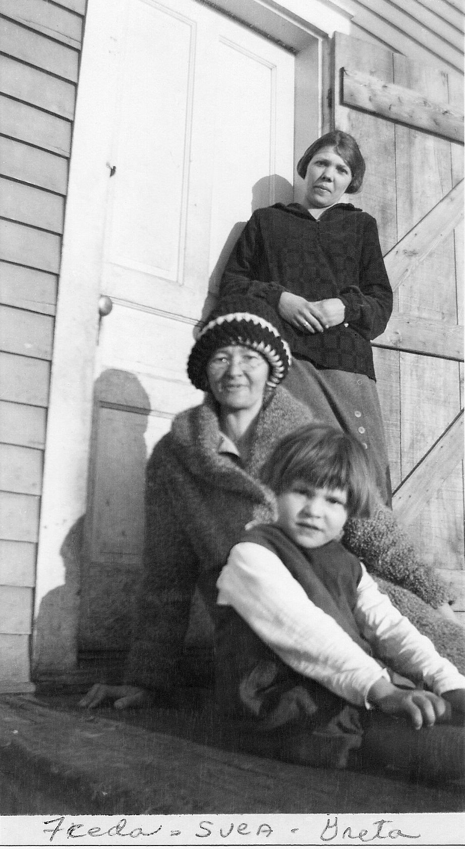 Frida Holm with daughters Svea and Greta