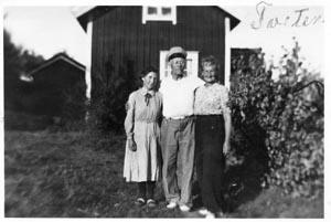 Victor and Jenny Holm standing beside another woman. Victor marked this with 'Tveten'