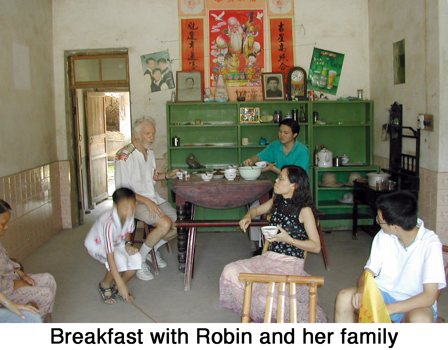 A room in Robin's family's house where Sandy and others are eating breakfast