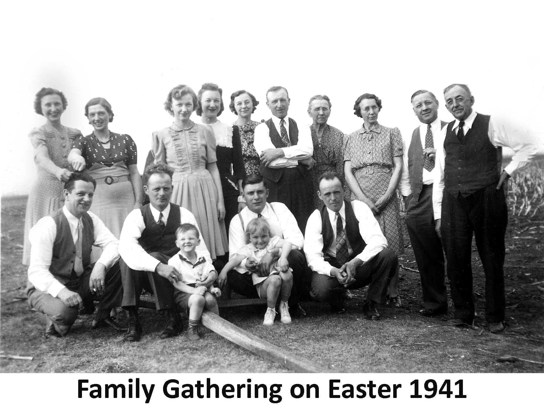 Fred and Ella Henjes with their daughters, the daughter's husbands,
           grandchildren, and other relatives on Easter 1941