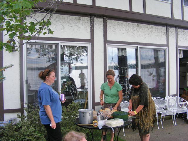Lolly preparing Saturday dinner with
her daughter and daughter-in-law